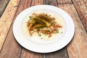 Handgemachte Maultaschen in cremiger Schinken-Sahnesoße. Badische Hausmannskost wie früher.