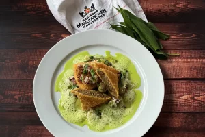 Crunchy Maultaschen „Badisch“ in Pankomehl ausgebacken auf Bärlauch-Pilzrahm.
