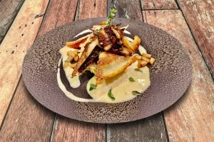 Blutwurst Maultaschen auf Rahmsauerkraut mit karamellisierten Äpfeln und Kartoffelsoße. Eine deftige Spezialität aus der badischen Küche.