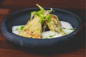 Vegetarische handgemachte Maultaschen mit badischer Kressesoße.