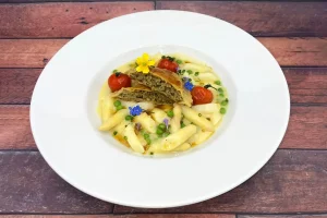 Handgemachte Bärlauchmaultaschen auf Selleriepüree mit weißem Spargel und hausgemachter Bärlauch-Hollandaise.