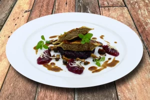 Handgemachte Wildmaultaschen mit Rotkohl und Wildrahmsoße. Ein regionales Wildgericht aus Baden.